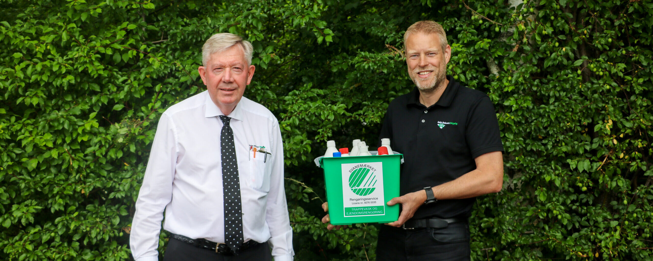 Anders Andersen (bestyrelsesformand) og tidligere driftschef Kenneth Jensen fejrer at de har opnået svanemærket Trappevask og ejendomsrengøring.