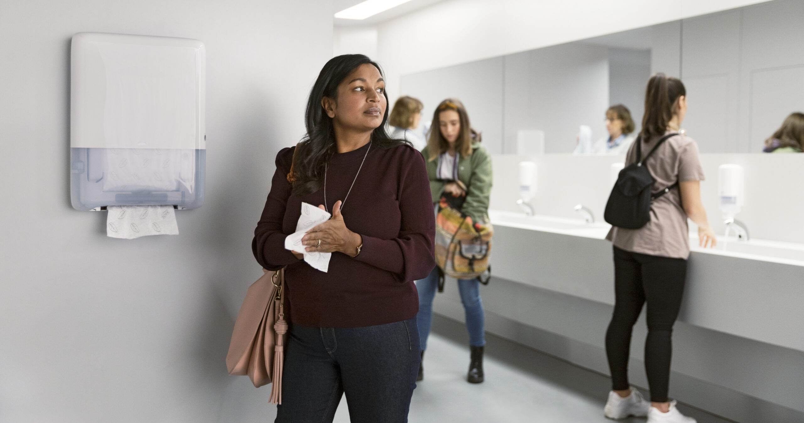 Tork PeakServe H5 dispenser på toilet